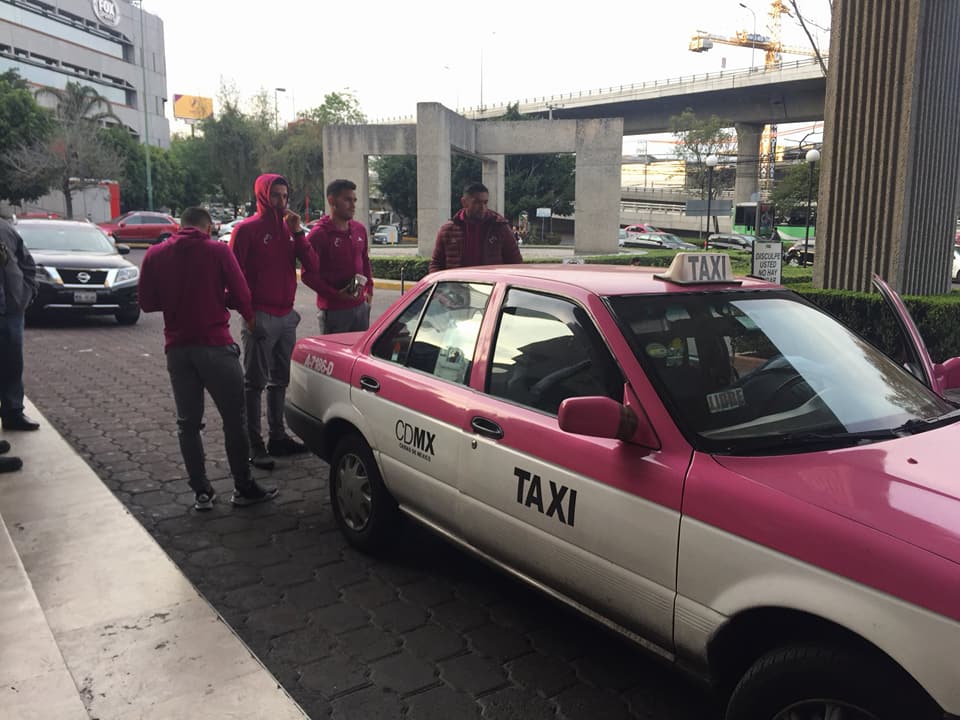Jugadores de Monarcas llegaron en taxi y uber al hotel en la CDMX