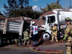 Chocan de frente un "volteo" y una pipa de gasolina; Hay tres lesionados