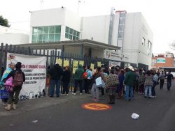 Empleados toman Oncología; Pacientes tienen que esperar en la calle