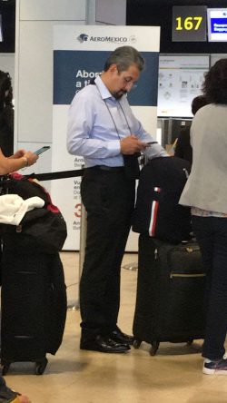 Que luego no se queje Medardo Serna: Regresa de unas placenteras vacaciones en España
