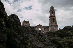 Ruinas de San Juan Parangaricutiro y su guardián, Francisco Lázaro